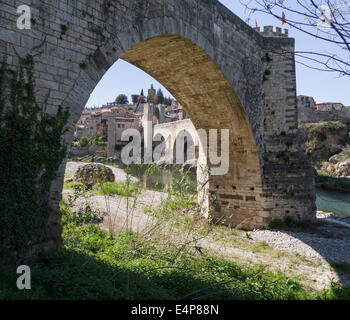 Besalú befestigte Brücke über den Fluss Fluvià. Einst war der einzige Zugang zu dieser Stadt in den Hügeln über diese befestigte Brücke. Stockfoto