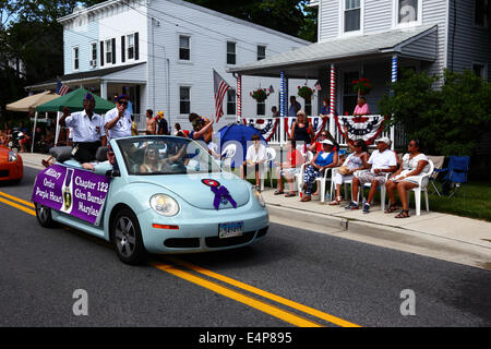 Volkswagen Käfer, der zum Militärorden des Purple Heart Passing House gehört, 4th. Juli Paraden zum Unabhängigkeitstag, Catonsville, Maryland, USA Stockfoto