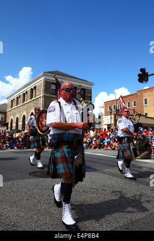 Dudelsackspieler der Greater Baltimore Fire Brigade Pfeifen und Trommeln Highland Band Paraden während Juli 4th Independence Day Paraden, Catonsville, Maryland, USA Stockfoto
