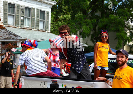 Junge Menschen auf Rückseite des LKW feiert 4. Juli abholen Independence Day Paraden, Catonsville, Maryland, USA Stockfoto