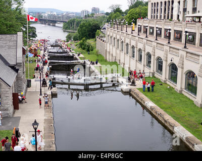 Rideau-Kanal sperren. Massen von Touristen besuchen die Schleusen des Rideau-Kanals am Canada Day. Viele sind in nationalistischen rot gekleidet. Stockfoto