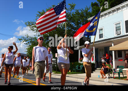 Studenten mit amerikanischer Flagge nehmen an den Paraden des Unabhängigkeitstages vom 4th. Juli in Catonsville, Maryland, USA Teil Stockfoto