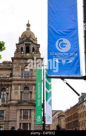 Blaue und grüne Glasgow 2014 Commonwealth Spiele Banner in George Square, Glasgow, Schottland Stockfoto