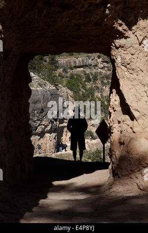 Person und Tunnel auf der Bright Angel Trail, South Rim, Grand Canyon, Grand Canyon National Park, Arizona, USA Stockfoto