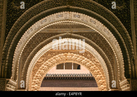 Eingang Bögen Weg. Die Kurven der geschnitzten Gips bedeckte Bögen von unten beleuchtet definiert einen schönen Eingang der Alhambra-Palast. Stockfoto