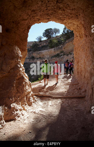 Menschen wandern durch Tunnel auf der Bright Angel Trail, South Rim, Grand Canyon, Grand Canyon National Park, Arizona, USA Stockfoto