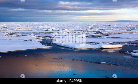 Spitzbergen, Landschaft Mit Wolkenstimmung Stockfoto