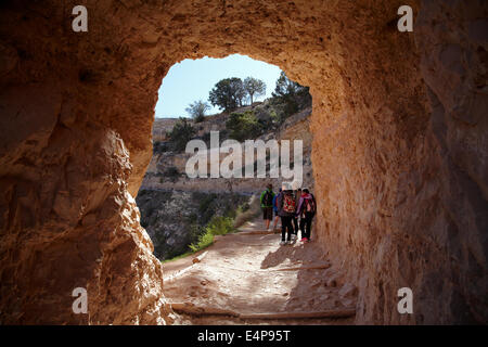 Menschen wandern durch Tunnel auf der Bright Angel Trail, South Rim, Grand Canyon, Grand Canyon National Park, Arizona, USA Stockfoto