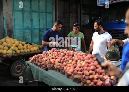 Gaza. 15. Juli 2014. Palästinenser-Shop auf einem lokalen Markt nach einer vorgeschlagenen ägyptische Plan für einen Waffenstillstand in Gaza-Stadt, 15. Juli 2014. Trotz hohen zivilen Todesopfer im Gaza-Streifen sagte der israelische Ministerpräsident Benjamin Netanyahu Israel seine militärische Operation gegen die Hamas, erweitern wird wie die ersten israelischen Zivilisten seit Beginn die Operation während Hamas kontinuierliche Raketenangriffe auf israelische Boden getötet wurde. © Wissam Nassar/Xinhua/Alamy Live-Nachrichten Stockfoto