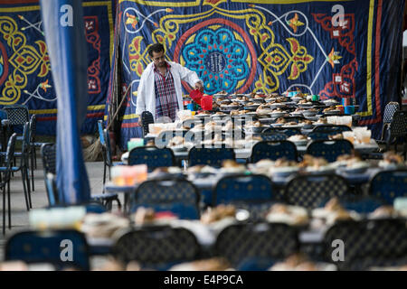Kairo, Ägypten. 15. Juli 2014. Ein Mann bereitet Mahlzeiten für ein Charity-Bankett in Kairo, Ägypten, 15. Juli 2014. Nächstenliebe Bankette oder ma'idat al-Rahman, eine langjährige Tradition der Ramadan in Ägypten, vertreten durch die wohlhabende Gönner ihre weniger wohlhabenden Glaubensgenossen zu den Mahlzeiten bieten, das Fasten zu brechen. © Cui Xinyu/Xinhua/Alamy Live-Nachrichten Stockfoto