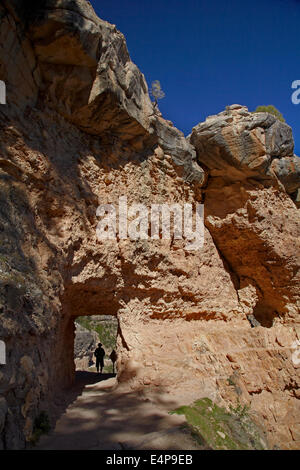 Person und Tunnel auf der Bright Angel Trail, South Rim, Grand Canyon, Grand Canyon National Park, Arizona, USA Stockfoto