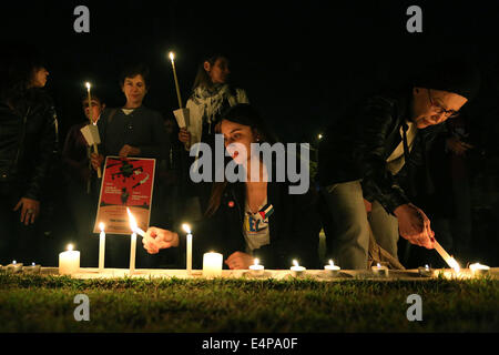 Sao Paulo, Brasilien. 15. Juli 2014. Aktivisten teilnehmen eine Mahnwache aus Protest gegen die israelische Luftangriffe auf Gaza, in Sao Paulo, Brasilien, am 15. Juli 2014. Israelischen Luftangriff auf den Gazastreifen, genannt Operation Fels in der Brandung, hat mehr als 192 Palästinenser getötet, während 1.410 weitere verletzt worden. Bildnachweis: Rahel Patras/Xinhua/Alamy Live-Nachrichten Stockfoto