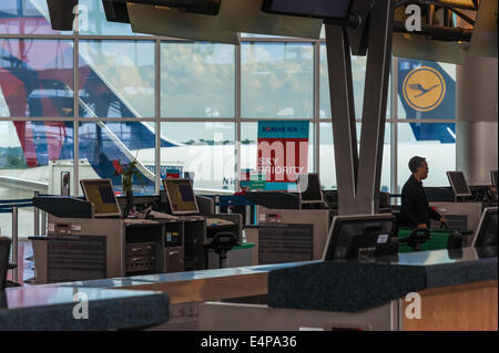 Internationalen Terminal Blick auf geparkten Pkw jets am Hartsfield-Jackson Atlanta International Airport in Atlanta, Georgia. Stockfoto