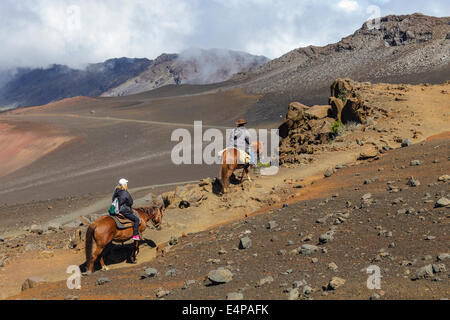 Reiter auf die Sliding Sands Trail im Haleakala National Park auf Maui Stockfoto