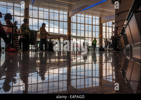 Flugreisende in der Schlange in dem internationalen Terminal von Atlanta International Airport in Atlanta, Georgia, USA. Stockfoto