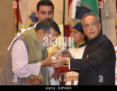 Neu-Delhi. 16. Juli 2014. Indian President Pranab Mukherjee (R) präsentiert die Gandhi Peace Prize 2013 Umweltschützer Chandi Prasad Bhatt im Präsidentenpalast in Neu-Delhi, Indien, 15. Juli 2014. Die Gandhi-Friedenspreis wurde 1995 anlässlich der 125. Geburtstag von Mahatma Gandhi von der indischen Regierung eingeführt. © Xinhua/Alamy Live-Nachrichten Stockfoto