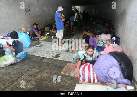 Manila, Philippinen. 16. Juli 2014. Straße Bewohner der Stadt Manila gefunden, eine vorübergehende Unterkunft auf die Unterführung der Lawton in Manila Stadt während der Taifun Glenda Metro Manila getroffen. Bildnachweis: Gregorio B. Dantes Jr. / pazifische Presse/Alamy Live News Stockfoto