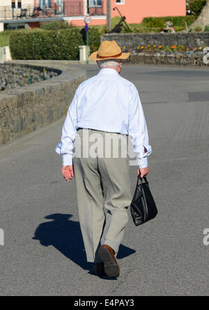 Ein Alter Mann mit seiner Frau Handtasche Stockfoto