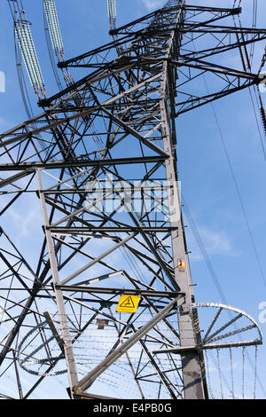 Strommasten, die Bestandteil der britischen Energieinfrastruktur, The National Grid. Stockfoto