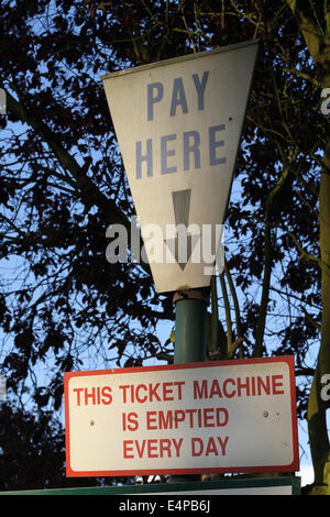 Parkplatz Schild und Sicherheit beachten. Stockfoto