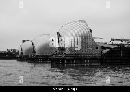 London, UK, 07.12.2014: eine enge Seitenansicht der Thames Barrier. Foto in Schwarzweiß Bild von Julie Edwards Stockfoto