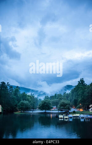 Schwere Wolken und hängenden Nebel Regeln über den North Georgia Mountains im Vogel State Park in der Nähe von Blairsville, Georgia, USA. Stockfoto