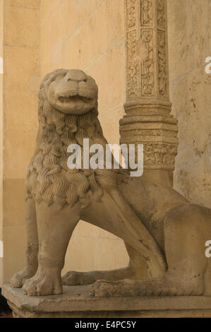 Europa, Kroatien, Sibenik (Šibenik), katholische Kathedrale von St James, Löwenstatue neben Seitentür Stockfoto