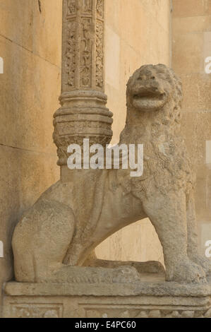 Europa, Kroatien, Sibenik (Šibenik), katholische Kathedrale von St James, Löwenstatue neben Seitentür Stockfoto