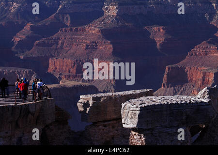 Grand Canyon und Touristen am Mather Point, South Rim, Grand Canyon National Park, Arizona, USA Stockfoto