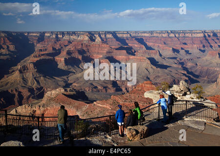 Grand Canyon und Touristen am Mather Point, South Rim, Grand Canyon National Park, Arizona, USA Stockfoto