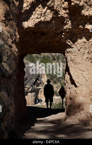 Person und Tunnel auf der Bright Angel Trail, South Rim, Grand Canyon, Grand Canyon National Park, Arizona, USA Stockfoto