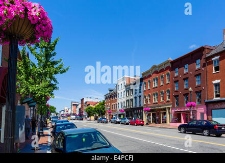 Zeigen Sie nach unten M Street NW im Zentrum von Georgetown, Washington DC, USA an Stockfoto