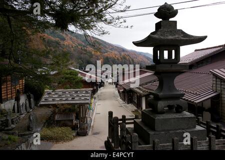 Straße und Steinlaterne im Narai-Juku, Präfektur Nagano, Japan Stockfoto