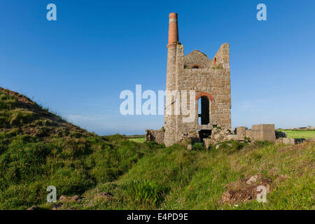 Ruinen der das Maschinenhaus der ehemaligen Zinn und Kupfer mine Levant Mine, Trewellard, Cornwall, Vereinigtes Königreich Stockfoto