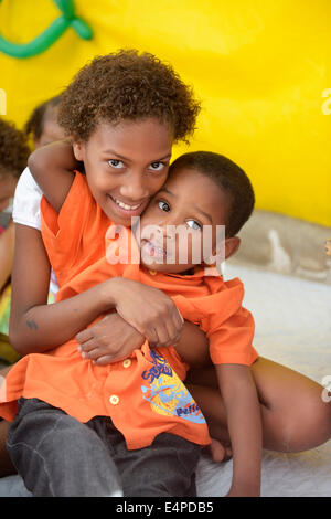 Mädchen, 9 Jahre und 6 Jahre, junge, umarmen einander, Kindergarten ein soziales Projekt, Slum, Mangueirinha favela Stockfoto