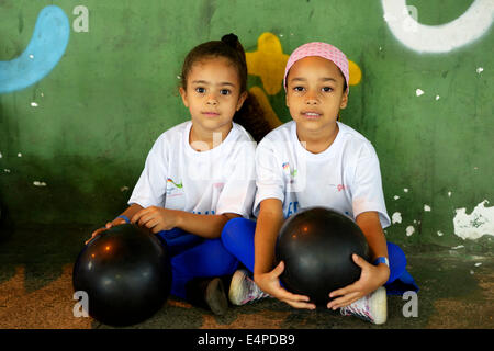 Kinder bei einer Sportveranstaltung, Slum, Morro Dos Prazeres Favela in Rio De Janeiro, Brasilien Stockfoto