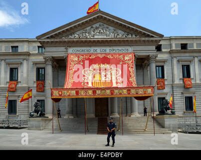 Königlichen Baldachin vor Parlamentsgebäude zu Ehren der Krönung von König Felipe VI, Kongress der Abgeordnetenkammer, Bestandteil der Stockfoto