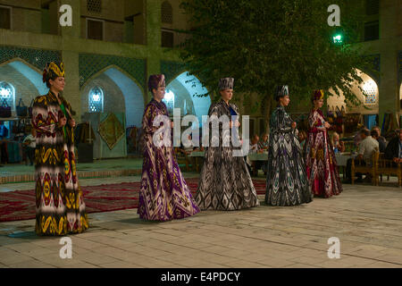 Abendveranstaltung mit lokalen Speisen und tanzen, Nadir Divan-Beghi Medresse, Buchara, Usbekistan Stockfoto