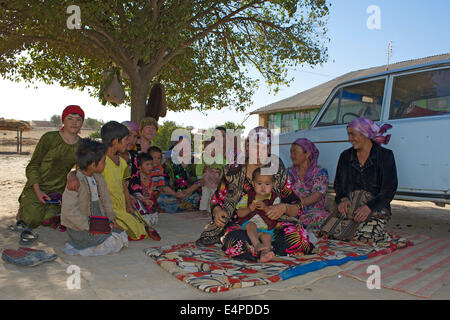 Einheimische Frauen und Kinder, Arabbandi, Usbekistan Stockfoto