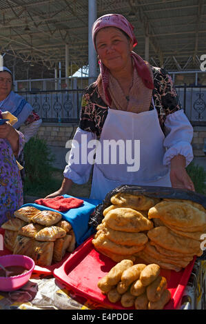 Frau verkaufen gebacken waren, zentrale Basar, Samarkand, Usbekistan Stockfoto