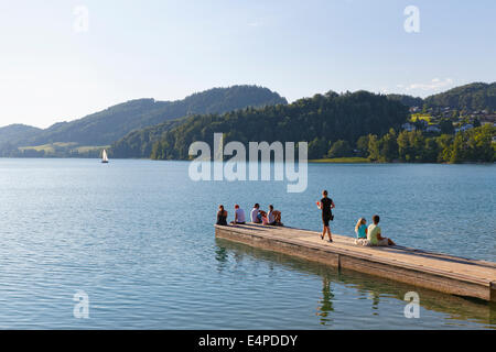 Bin Menschen auf einem Steg, See Fuschlsee, Fuschl See, Salzkammergut, Salzburg Land, Bundesland Salzburg, Österreich Stockfoto