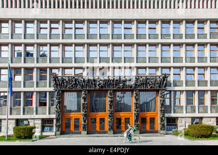 Slowenische Parlament mit dem Portal designed by Zdenko Kalin und Karel Putrih, Ljubljana, Slowenien Stockfoto