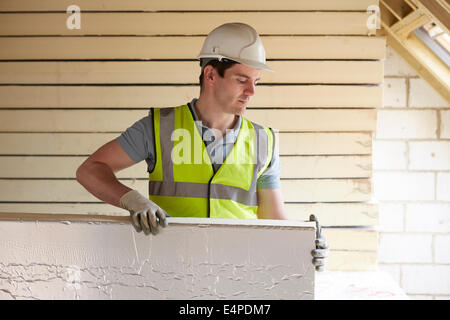 Baumeister Dämmplatten in Dach des neuen Hauses passt Stockfoto