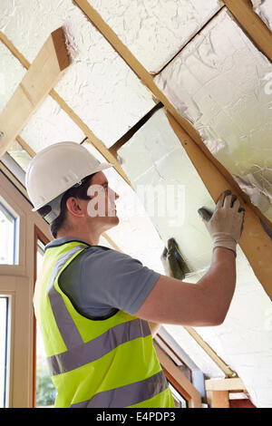 Baumeister Dämmplatten in Dach des neuen Hauses passt Stockfoto