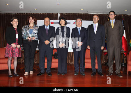 (140716)--SAN ISIDRO, 16. Juli 2014 (Xinhua)--(von L bis R) Chile wohnen und Städtebau Minister Maria Paulina Saball, Brasiliens Gehäuse Sekretär von der Städten Ministerium Inez da Silva, Perus Gehäuse, Bau und Sanitär Minister Milton von Hesse, Chinas Botschafter in Peru Huang Minhui, Chinese Academy of Social Sciences (CASS) Vizepräsident Li Yang, die Vertreter der Bank Interamerican Development (IBD) Fidel Jaramillo und Ecuadors Stadtentwicklung und Wohnungsbau Minister Diego Aulestia posieren für Fotos während der "Lateinamerika und China Politik und wissen-Gipfel ", in Stockfoto