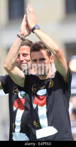 Miroslav Klose jubelt und feiert die welcome Reception für Deutschlands Fußball-Nationalmannschaft vor dem Brandenburger Tor, Berlin, Deutschland, 15. Juli 2014. Die deutsche Mannschaft gewann Brasilien 2014 FIFA Soccer World Cup-Finale gegen Argentinien mit 1: 0 am 13. Juli 2014, die WM Titel zum vierten Mal nach 1954, 1974 und 1990. Foto: Jens Wolf/dpa Stockfoto