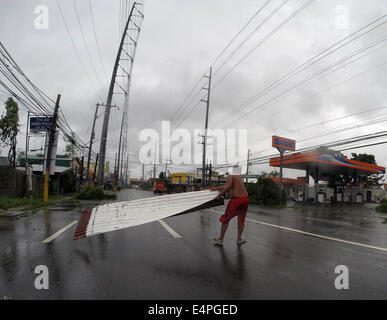 Provinz Cavite, Philippinen. 16. Juli 2014. Ein Mann löscht einen Stab aus verzinktem Eisen, die durch Taifun Rammasun Provinz Cavite, Philippinen, 16. Juli 2014 war hin und Weg. Mindestens 5 Personen wurden getötet, nach dem Ansturm der Taifun Rammasun (lokaler Name: Glenda) die gelähmt der philippinischen Hauptstadt von Metro Manila am Mittwoch. Bildnachweis: Rouelle Umali/Xinhua/Alamy Live-Nachrichten Stockfoto