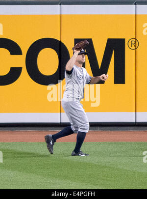 New York Yankees Center Fielder Brett Gardner (11) fängt einen Fly Ball von der Fledermaus von Baltimore Orioles zweiter Basisspieler Jonathan Schoop (6), nicht im Bild, um den zweiten Inning im Oriole Park at Camden Yards in Baltimore, MD am Sonntag, 13. Juli 2014 enden. Bildnachweis: Ron Sachs / CNP Stockfoto