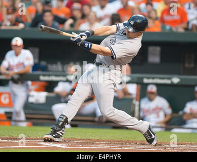 New York Yankees First Baseman Mark Teixeira (25) Singles im ersten Inning gegen die Baltimore Orioles im Oriole Park at Camden Yards in Baltimore, MD am Sonntag, 13. Juli 2014. Teixeira wurde eine zweite Basis versuchen, die Single in eine doppelte Strecken geworfen. Bildnachweis: Ron Sachs / CNP Stockfoto