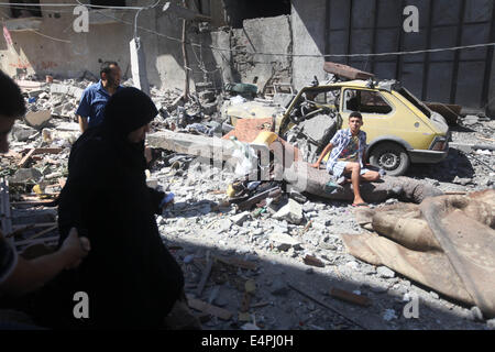 Gaza, Gazastreifen, Palästinensische Gebiete. 16. Juli 2014. Ein Auto, das die Polizei sagte, bei einem israelischen Luftangriff beschädigt wurde, die das Haus des obersten Hamas politischen Führers Mahmoud Zahar ausgerichtet, wird 16. Juli 2014 in Gaza-Stadt gesehen. Israel nahm seine Luftangriffe im Gazastreifen am Mittwoch einen Tag nach halten ihr Feuer mit Rücksicht auf eine ägyptische vorgeschlagenen Waffenstillstand-Deal, der Fehler beim Abrufen der Hamas-Kämpfer, Raketenangriffe einzustellen. © ZUMA Press, Inc. Credit: ZUMA Press, Inc./Alamy Live News Stockfoto